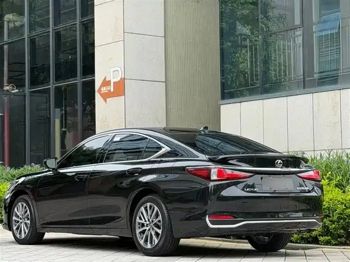 Lexus ES 2023 model 200 Premium Edition 4