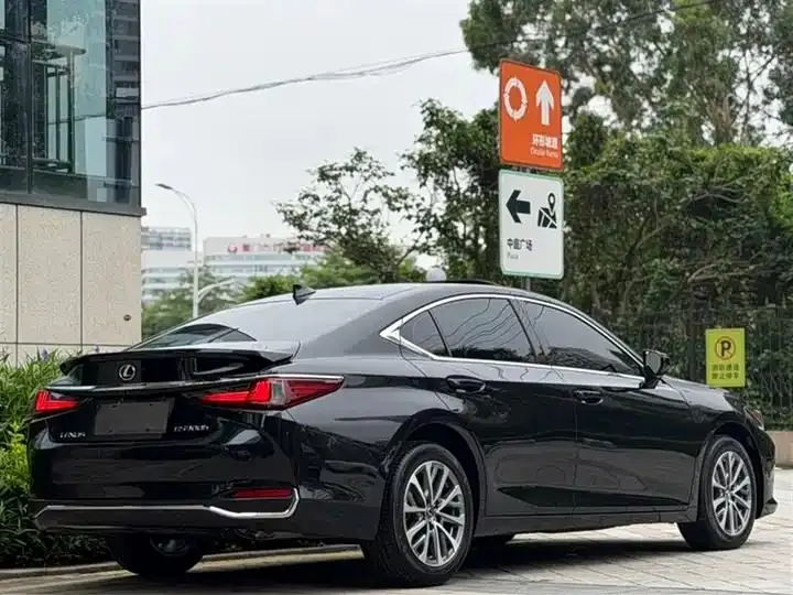 Lexus ES 2023 model 200 Premium Edition 6