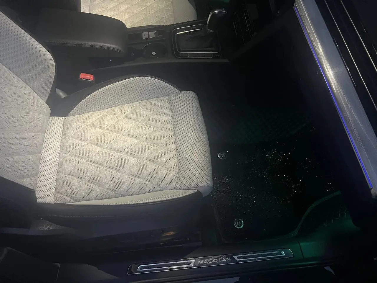 Magotan 2022 380TSI DSG Basic Model 3