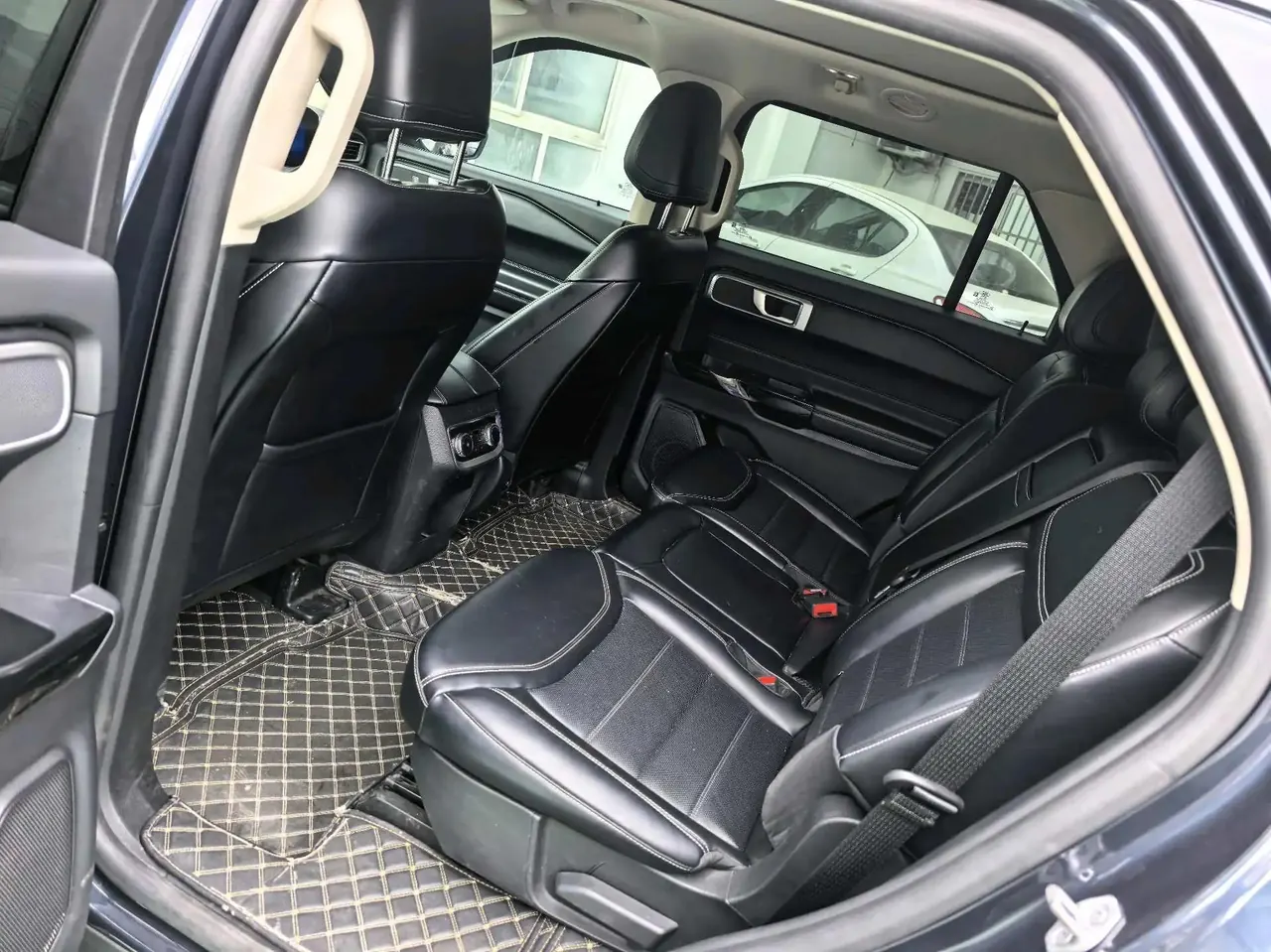 Explorer 2023 EcoBoost 285 four-wheel drive fashion plus version 7 seats 8