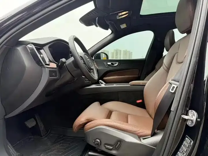 Volvo XC60 2025 B5 All-Wheel Drive Smart Luxury Edition 4