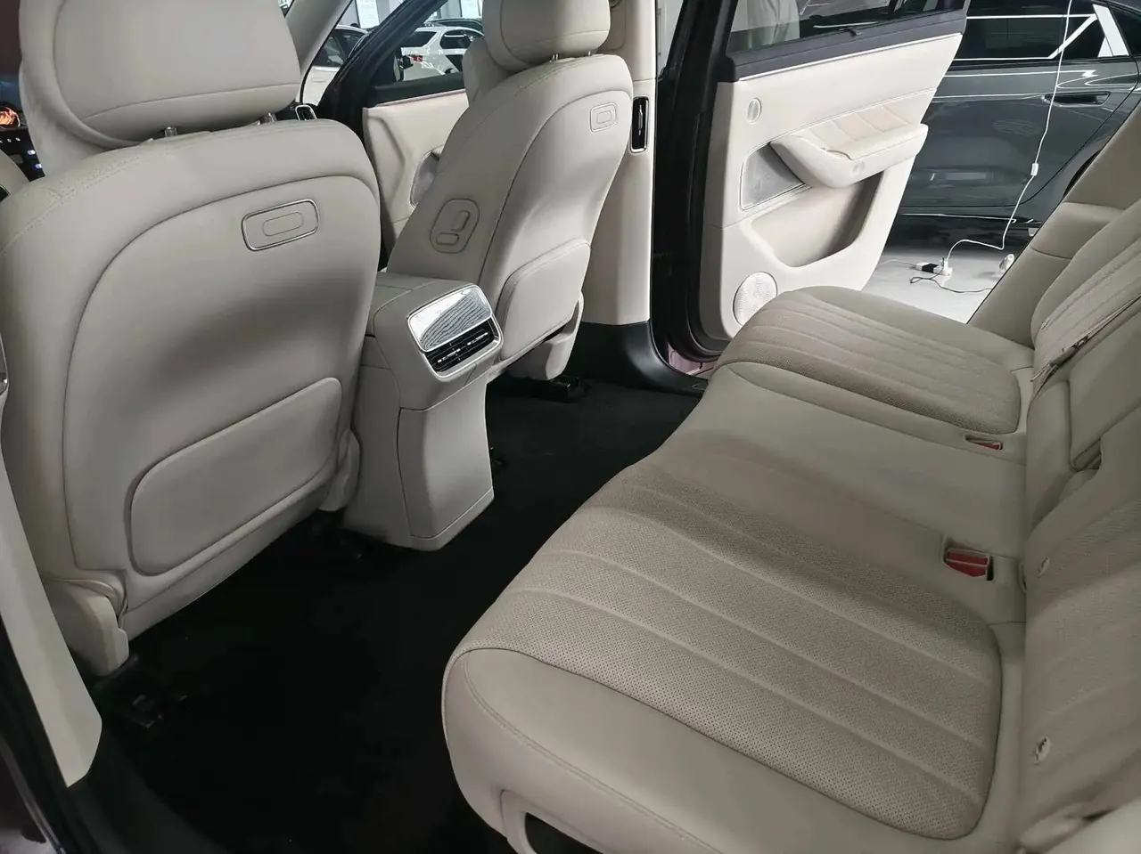 AITO M8 2025 extended range Ultra version 53.4kWh 5-seat version 6