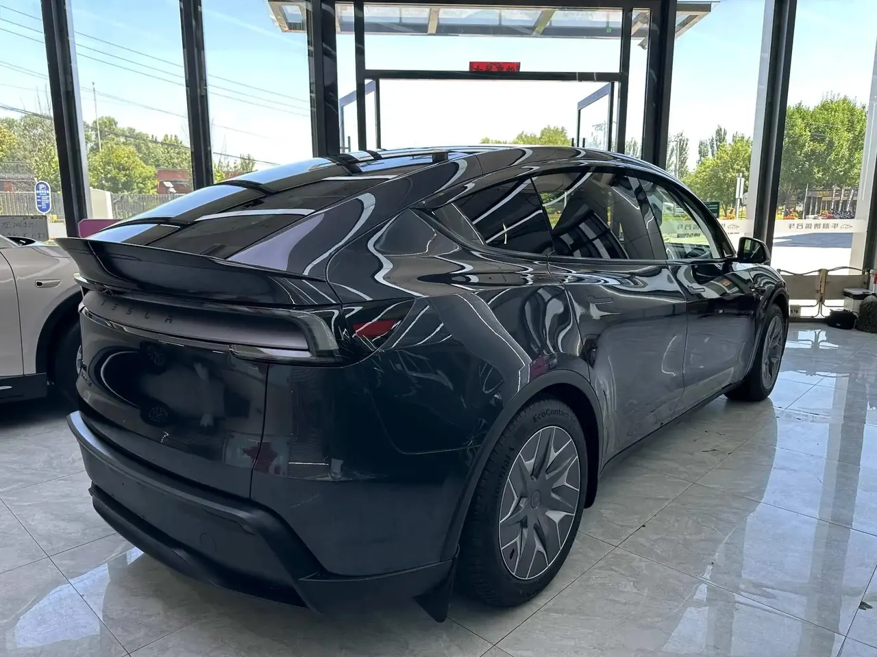 Tesla 2025 Model Y Long Range All-Wheel Drive Automatic 11
