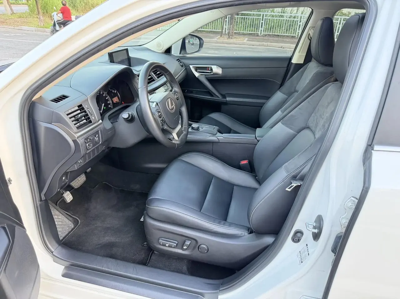 Lexus CT 2017 CT200h Comfort Edition Monochrome National V 7