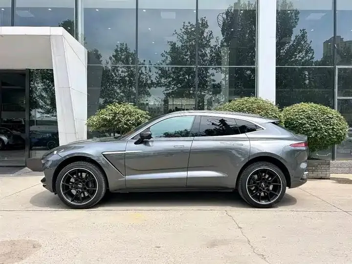 Aston Martin DBX 2020 4.0T V8 3