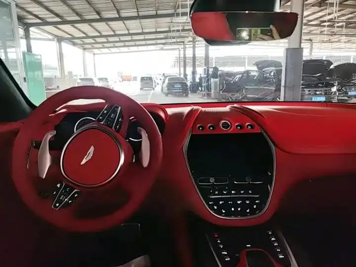 Aston Martin DBX 2020 4.0T V8 7