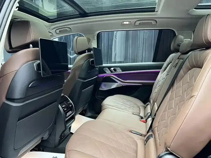 BMW X7 2023 xDrive40i Leading Luxury Suit 10