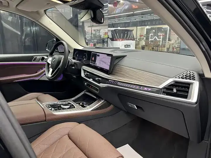 BMW X7 2023 xDrive40i Leading Luxury Suit 9