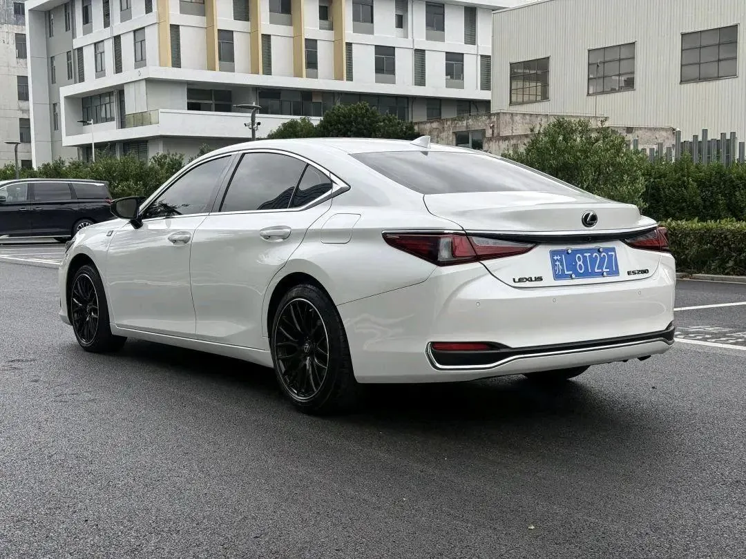 Lexus ES 2020 200 Excellence Edition 4