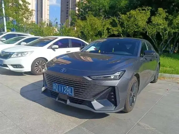 ChangAn 2023 UNI-V 1.5T honorable automatic gear - View 1