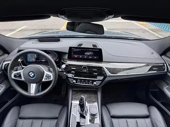 BMW 6 GT 2020 630i M sports suit 8