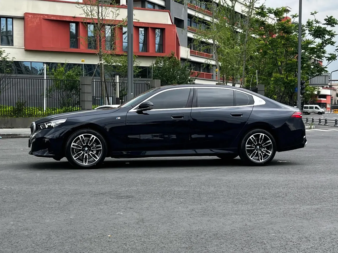 BMW 5 Series 2025 530Li 48V 2.0T Leading Model M Sport Package Automatic 3