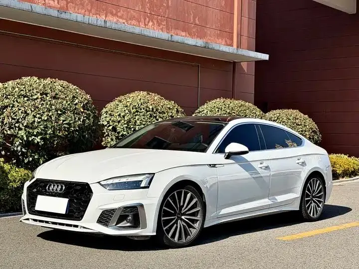Открыть галерею: Audi A5 2023 Sportback 40 TFSI quattro Deluxe Dynamic