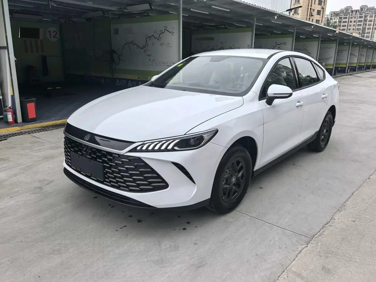 BYD 2026 Qin L DM-i 1.5 CVT 128km Entry-Level Automatic - View 1