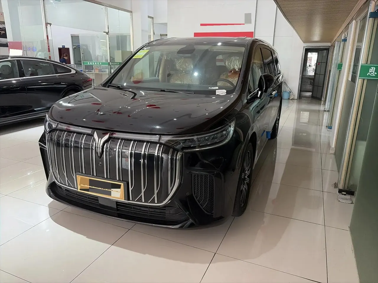 Voyah 2025 Dreamers Four-wheel Drive Excellence Kunpeng Edition Automatic Gear - View 1