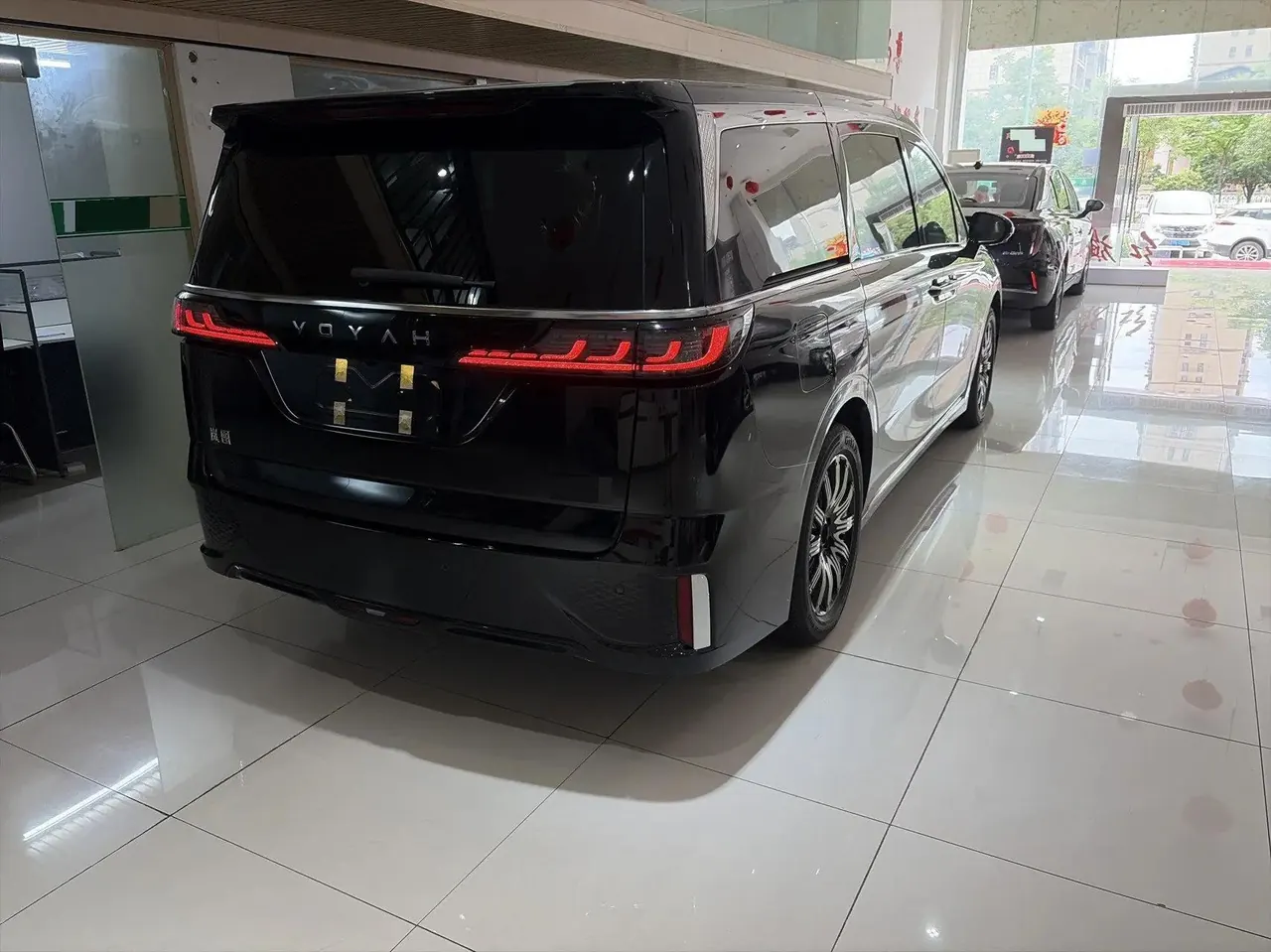 Voyah 2025 Dreamers Four-wheel Drive Excellence Kunpeng Edition Automatic Gear 7