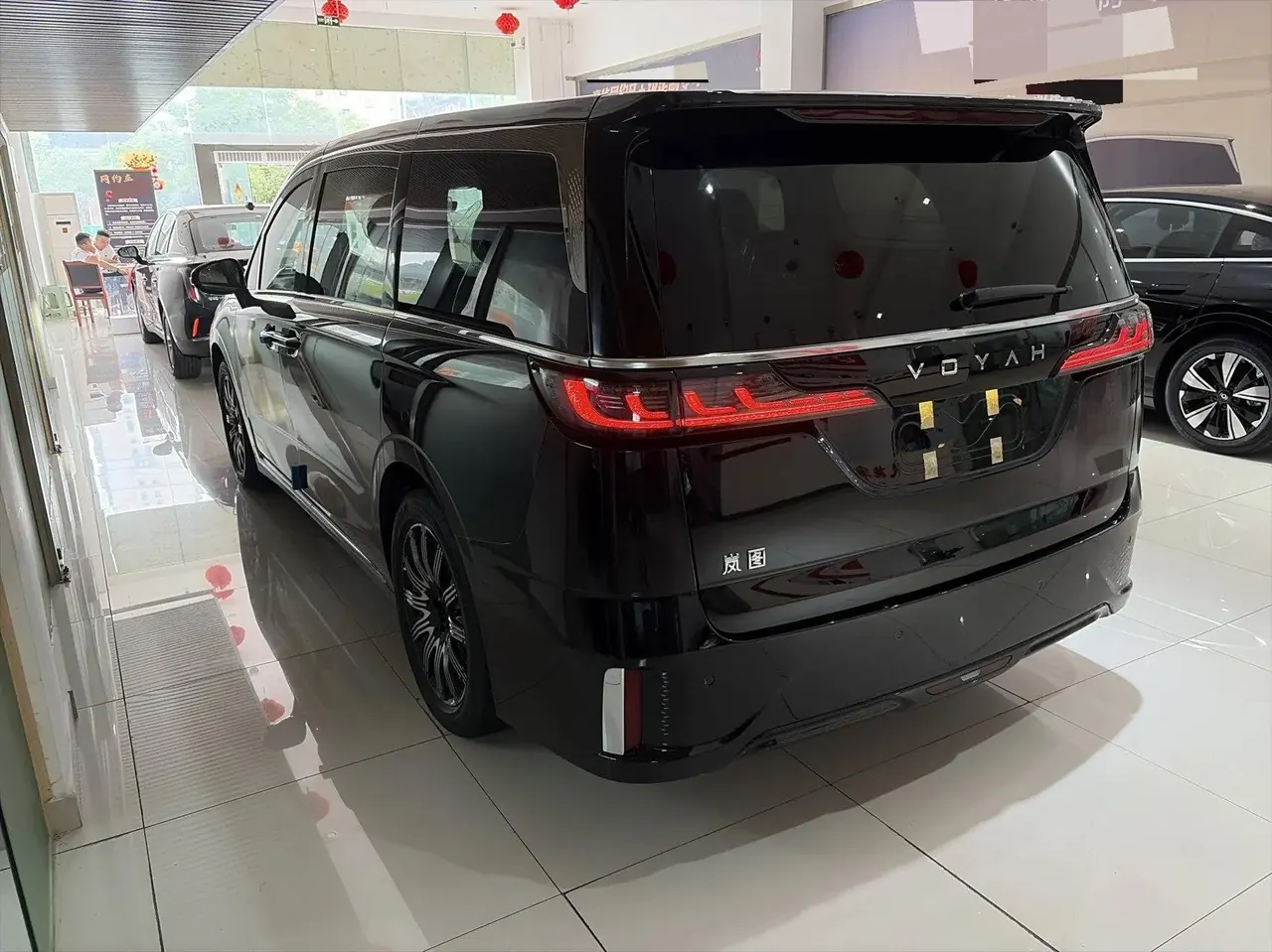 Voyah 2025 Dreamers Four-wheel Drive Excellence Kunpeng Edition Automatic Gear 9