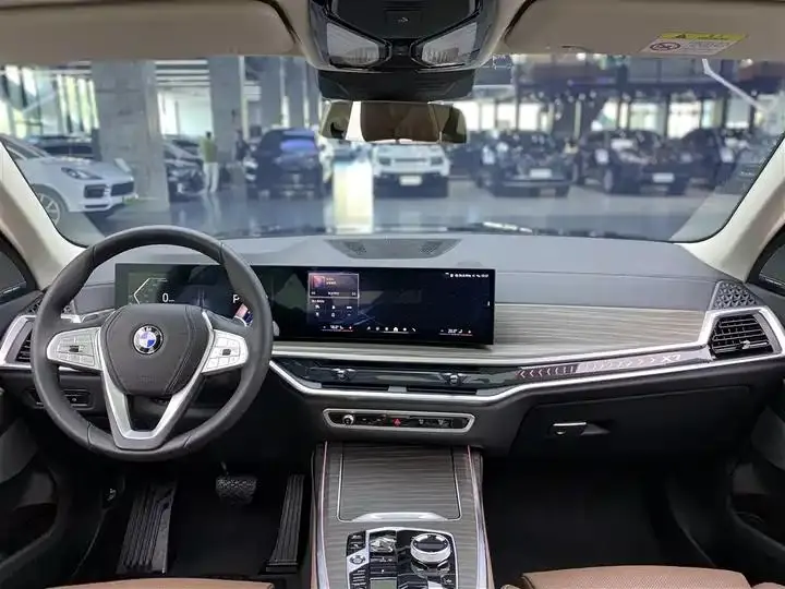 BMW X7 2023 xDrive40i Leading Luxury Suit 14
