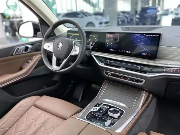 BMW X7 2023 xDrive40i Leading Luxury Suit 15