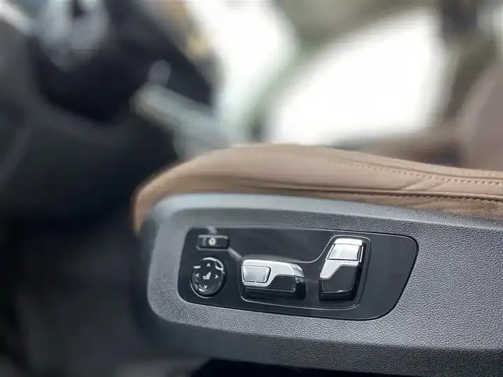 BMW X7 2023 xDrive40i Leading Luxury Suit 24