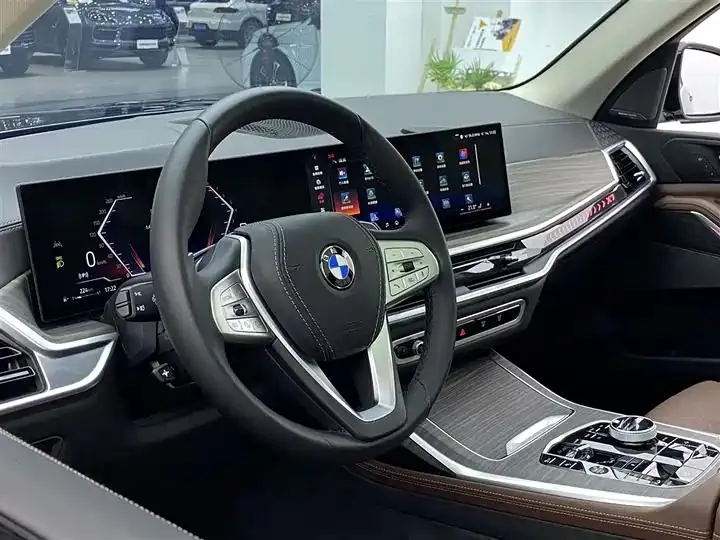 BMW X7 2023 xDrive40i Leading Luxury Suit 30