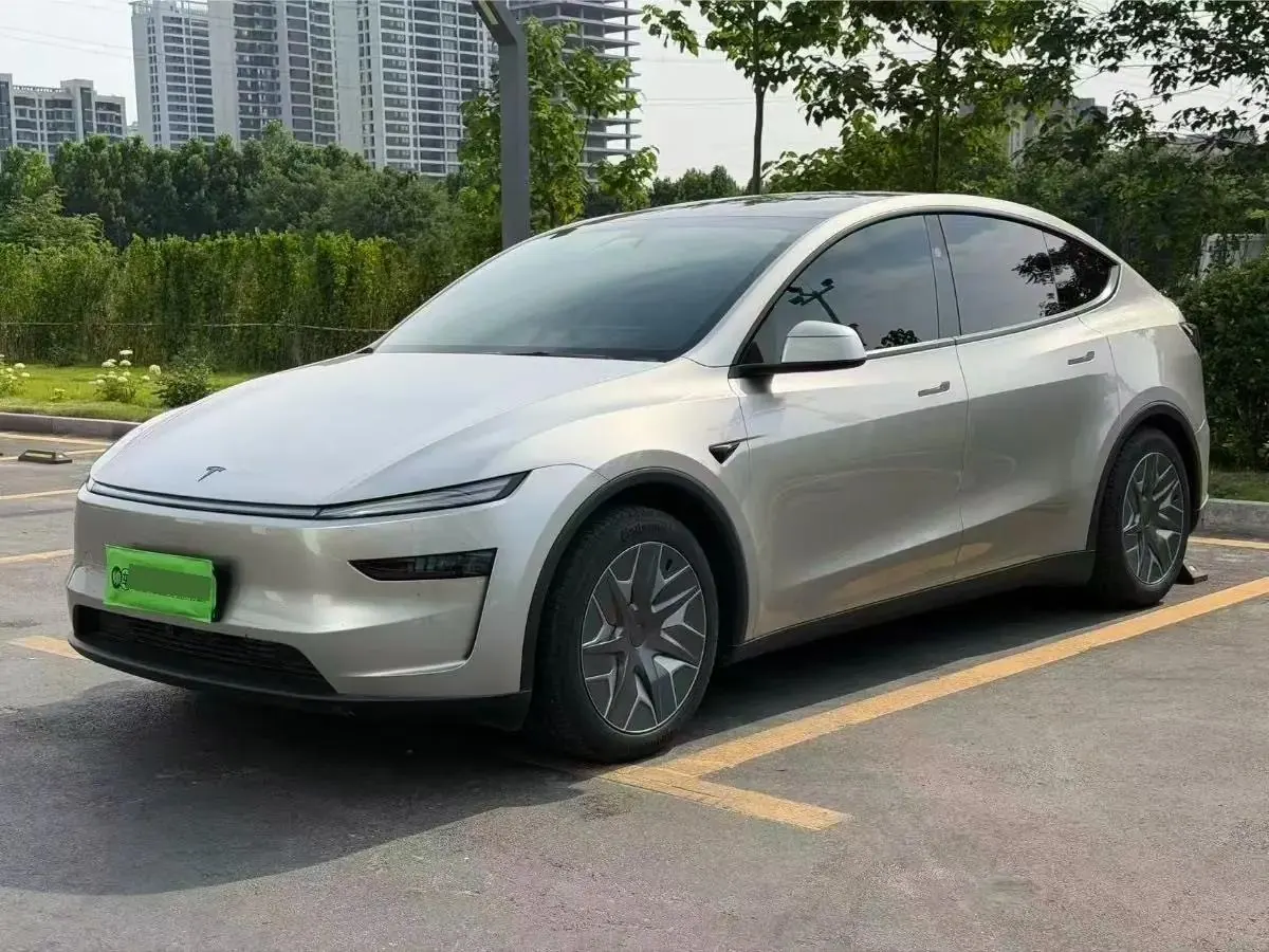 Tesla 2025 Model Y Long Range All-Wheel Drive Automatic - View 1