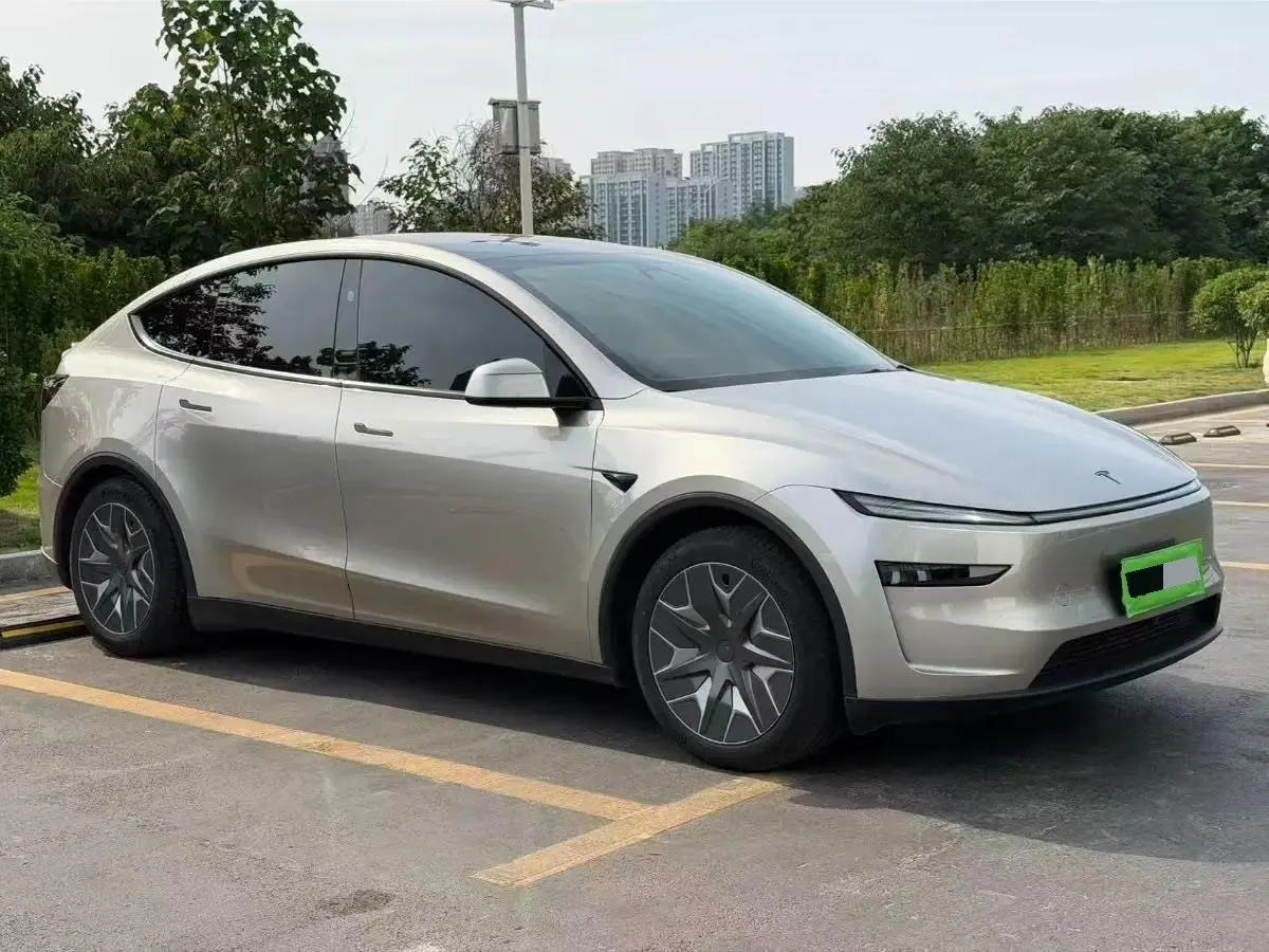 Tesla 2025 Model Y Long Range All-Wheel Drive Automatic 3