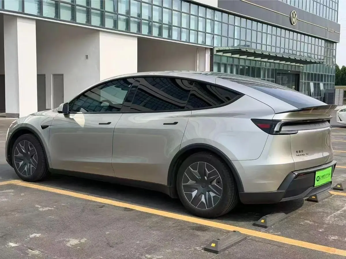 Tesla 2025 Model Y Long Range All-Wheel Drive Automatic 4