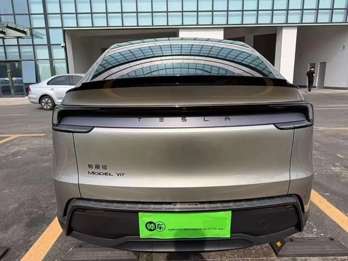 Tesla 2025 Model Y Long Range All-Wheel Drive Automatic 5