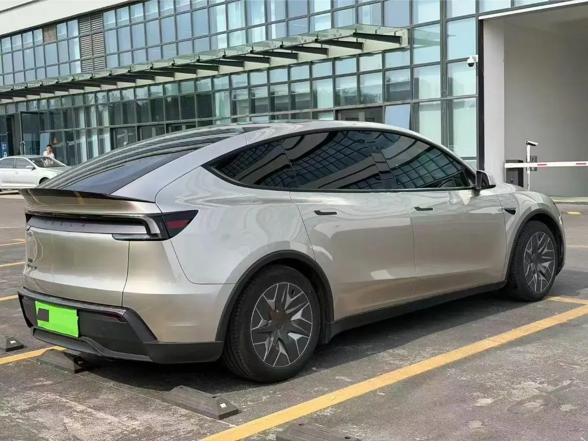 Tesla 2025 Model Y Long Range All-Wheel Drive Automatic 6