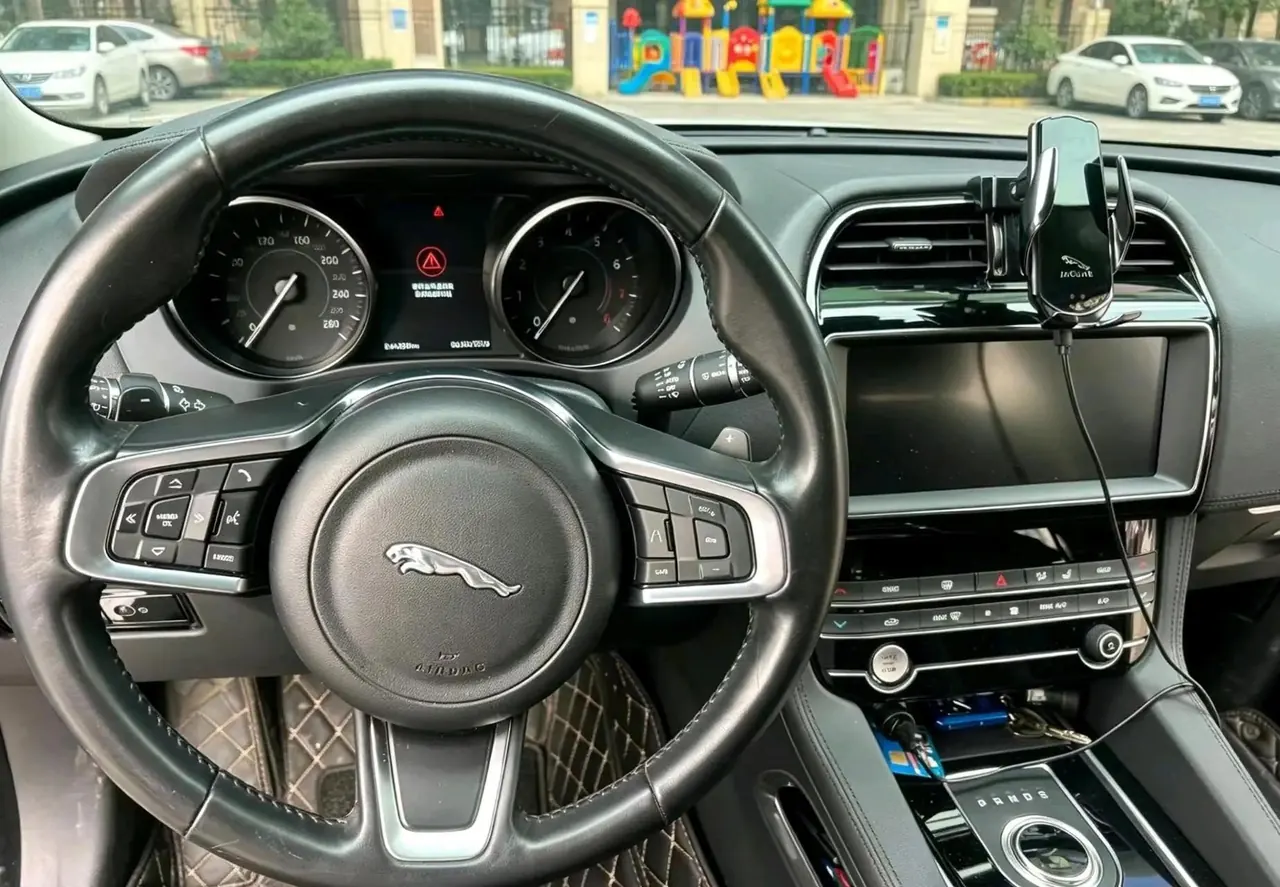 Jaguar F-PACE 2020 2.0T City Premium Edition 4