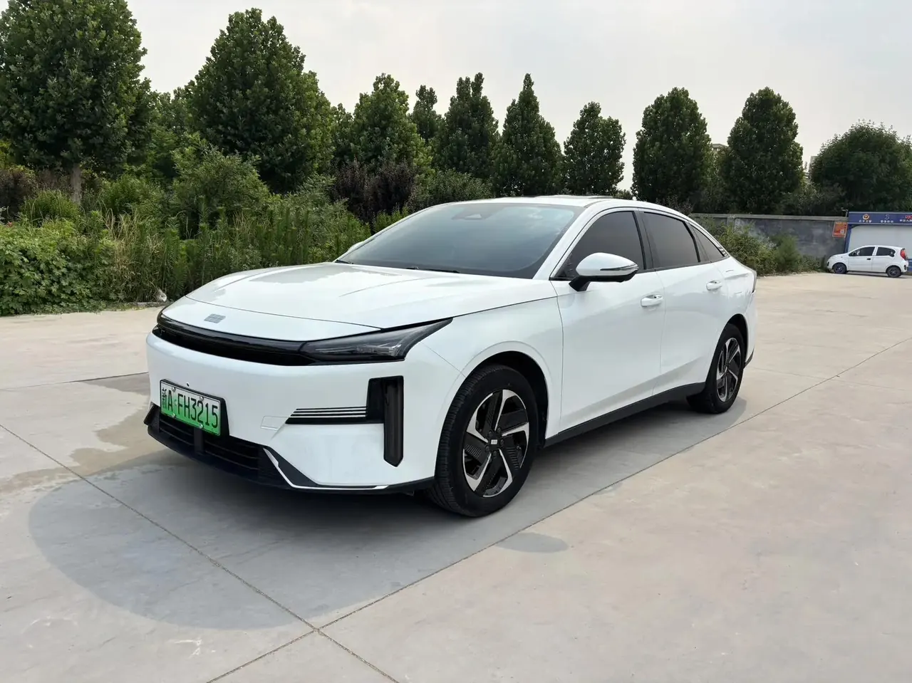 Открыть галерею: Geely Galaxy 2025 L6 EM-i 1.5 140km Starship Edition Automatic Gear