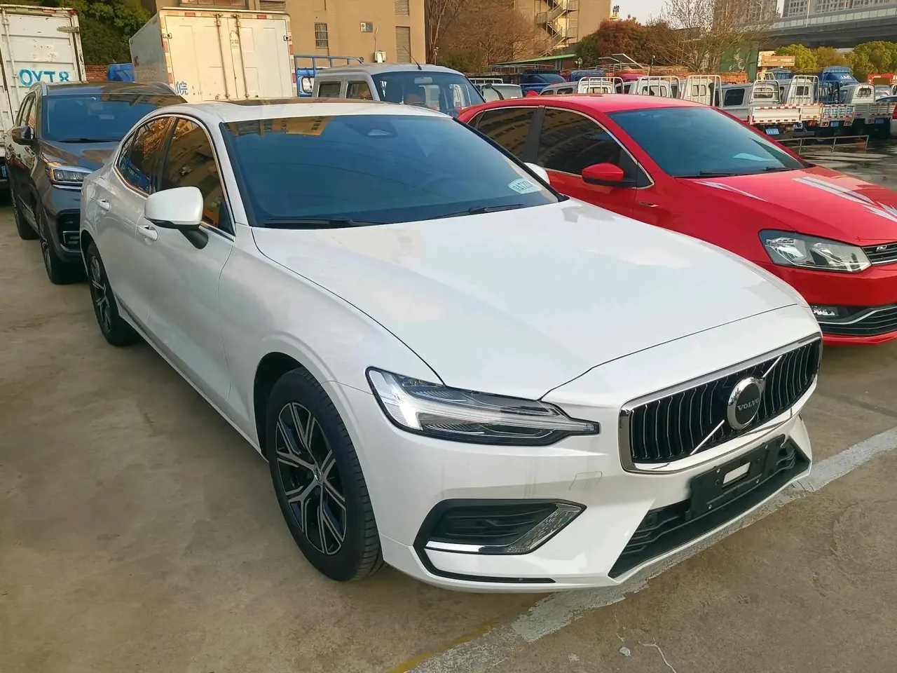 Volvo 2026 S60 48V 2.0T B4 Zhiyi Deluxe Edition Automatic Gear 3