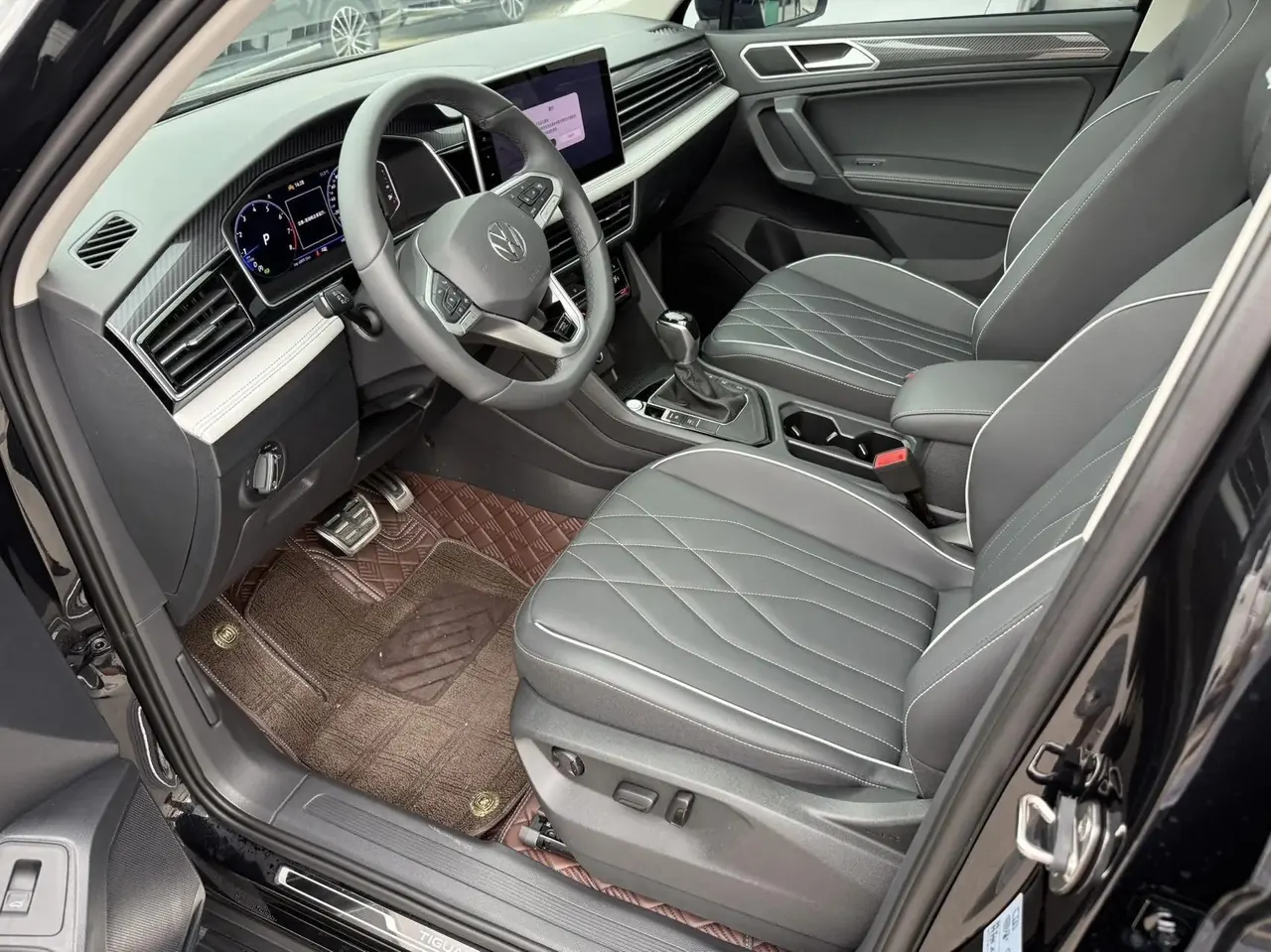 Volkswagen 2025 Tiguan L R-Line 2.0TSI 330TSI outstanding two-wheel drive R-Line Long Yao version automatic gear 5