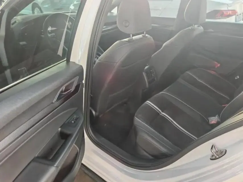 Volkswagen 2023 Golf 8 R-Line 1.4TSI 280TSI Lite Automatic 9