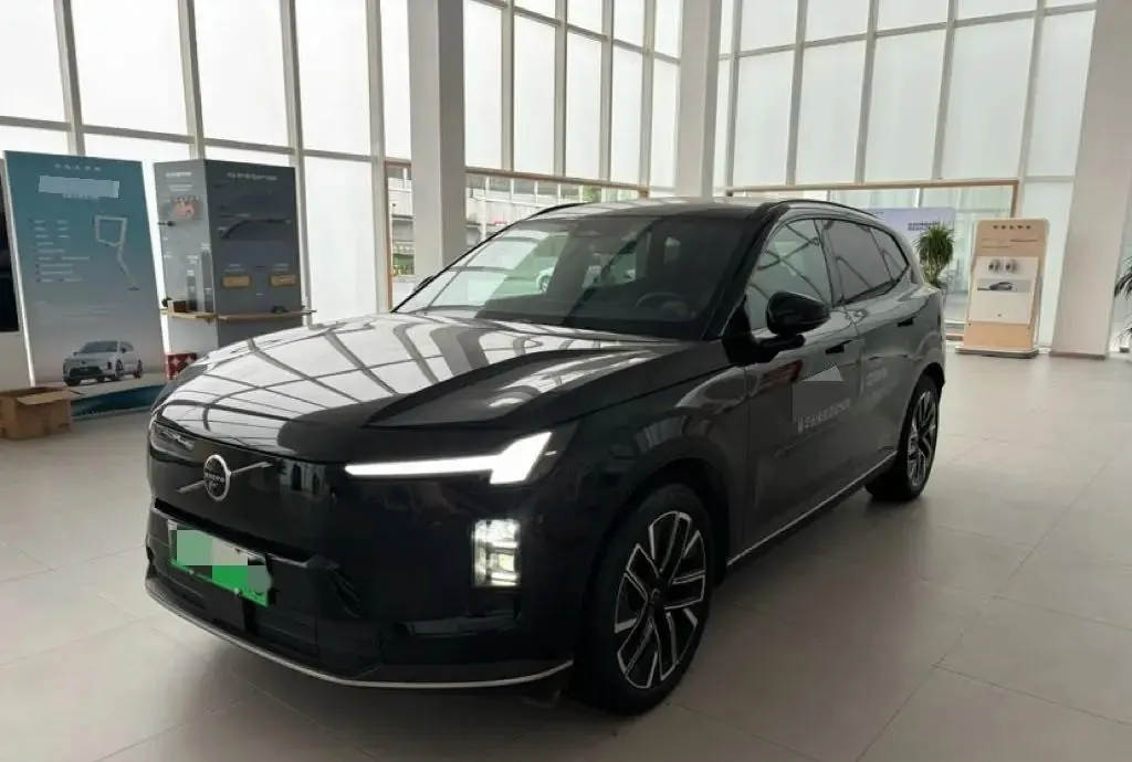 Volvo XC70 plug-in hybrid 2026 four-wheel drive long battery life Plus - View 1