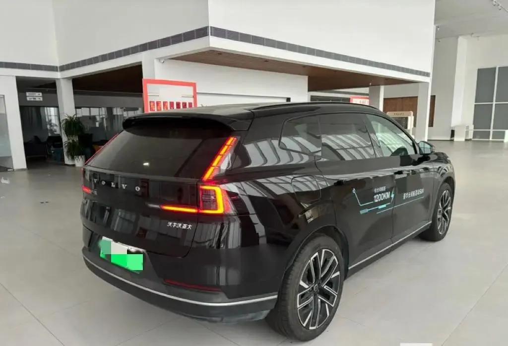 Volvo XC70 plug-in hybrid 2026 four-wheel drive long battery life Plus 2