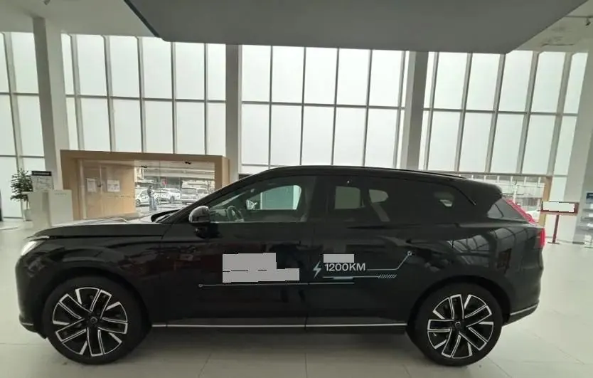 Volvo XC70 plug-in hybrid 2026 four-wheel drive long battery life Plus 3
