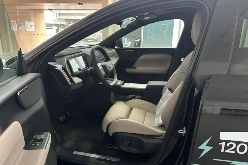 Volvo XC70 plug-in hybrid 2026 four-wheel drive long battery life Plus 4