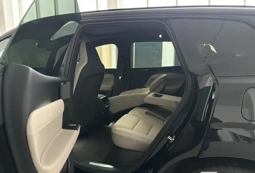 Volvo XC70 plug-in hybrid 2026 four-wheel drive long battery life Plus 6