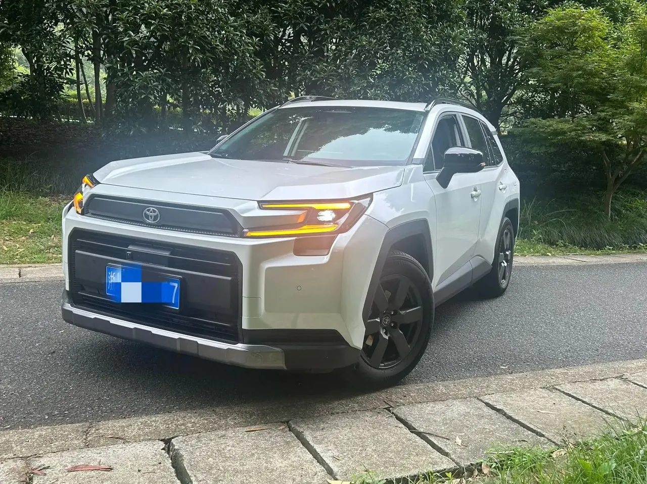 Toyota 2026 RAV4 Rongfang Double Engine 2.5 Stepless Four-wheel Drive Deluxe Automatic Gear - View 1