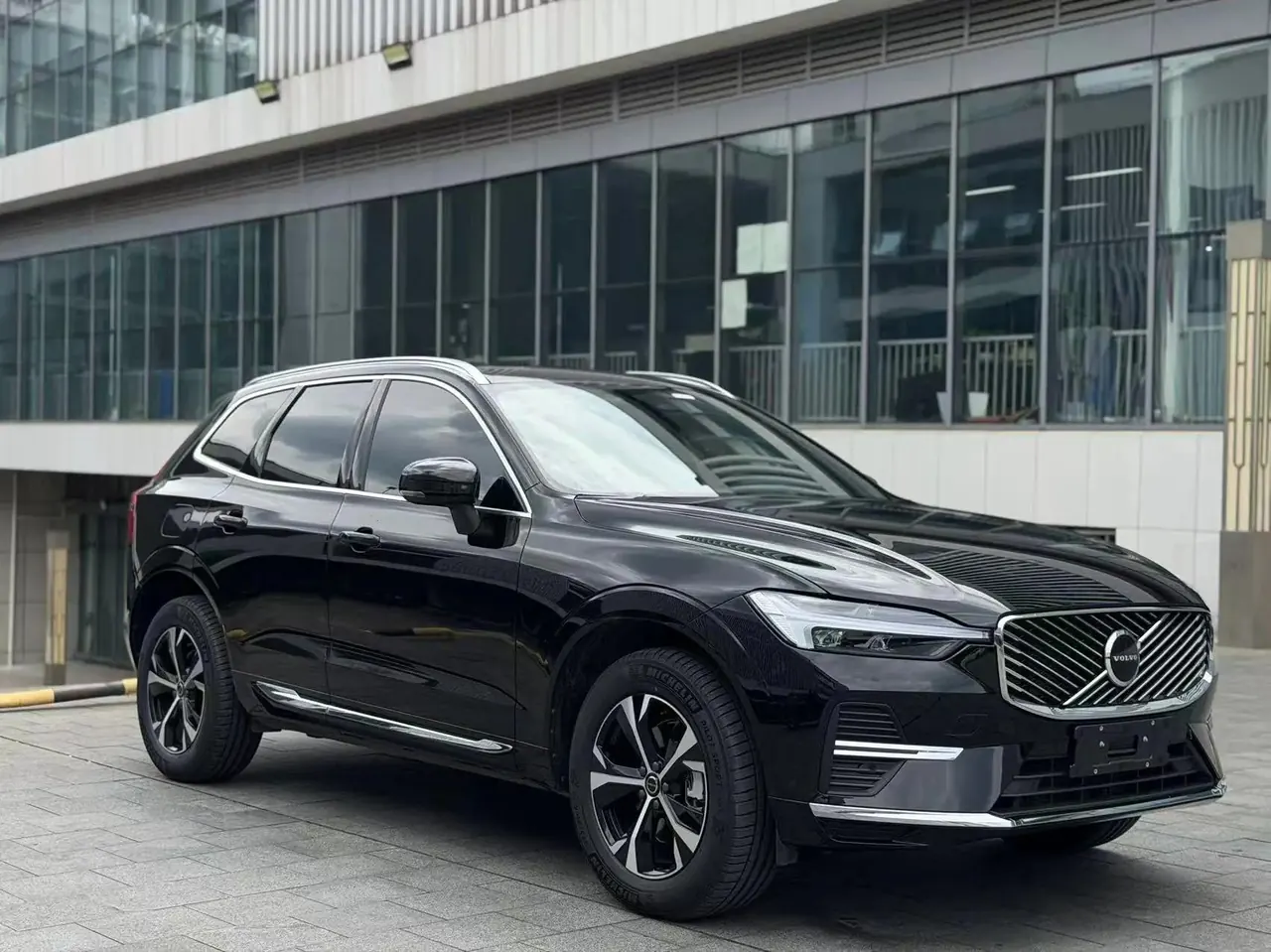Volvo 2026 XC60 48V 2.0T B5 4-wheel-drive Zhiyi Deluxe Edition Automatic Gear 3