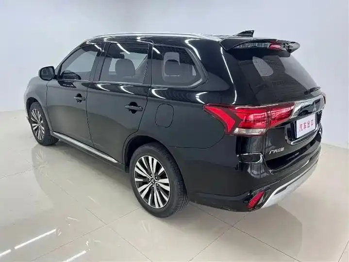 Outlander 2021 2.0L Two-Drive Enjoy Edition 5 6