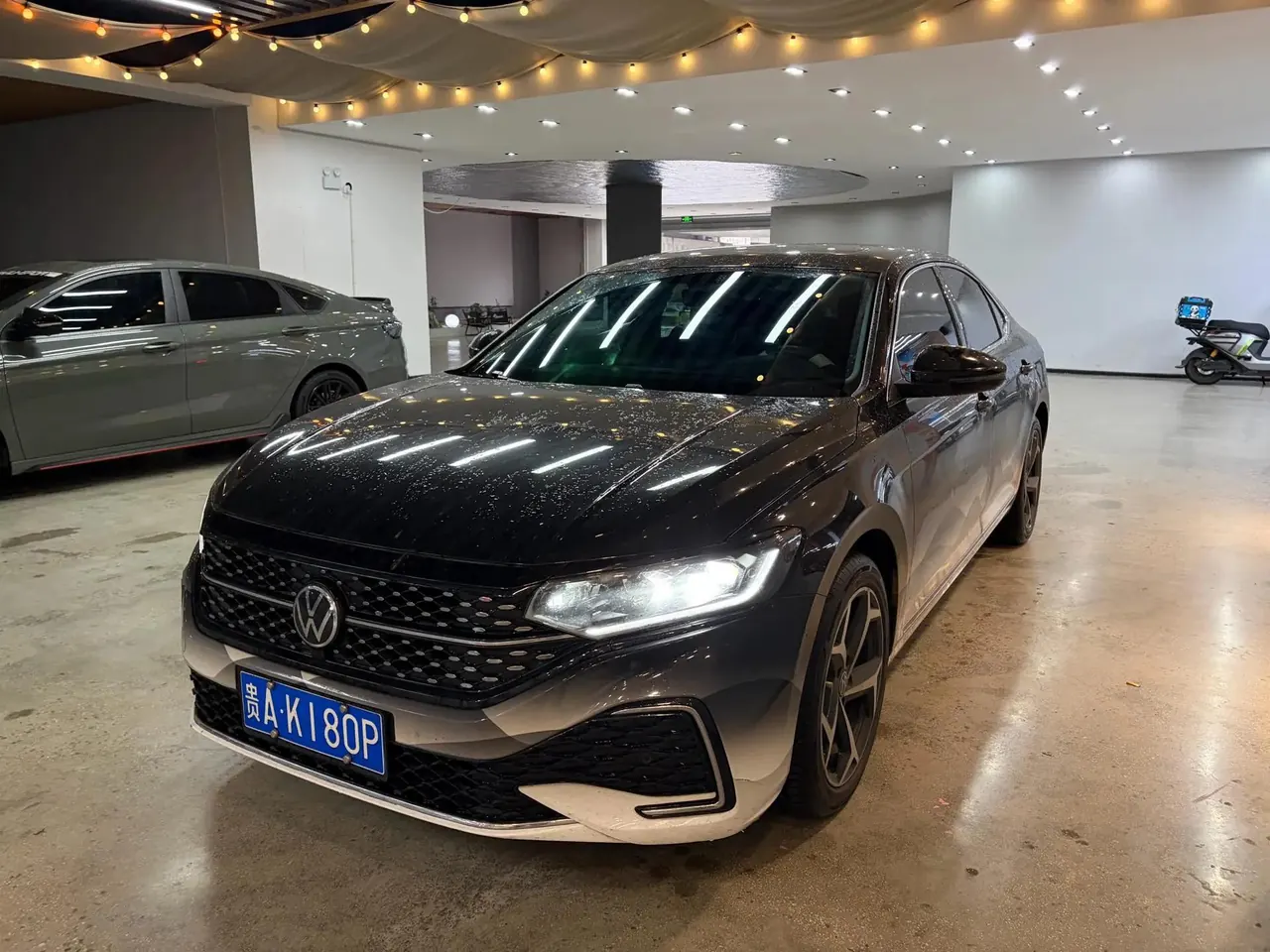 Volkswagen 2025 Passat 2.0TSI 380TSI Outstanding Edition Starry Dragon Edition Automatic - View 1