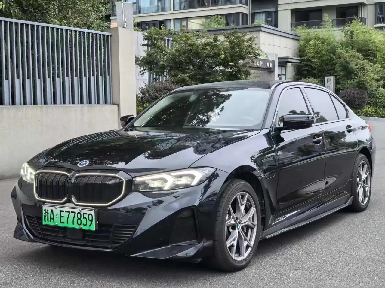 BMW 2025 i3 eDrive 35 L automatic gear - View 1
