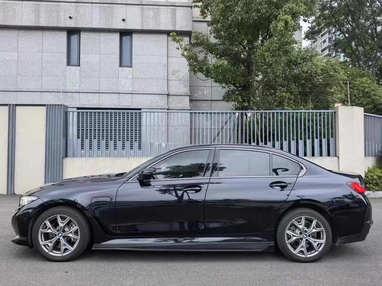 BMW 2025 i3 eDrive 35 L automatic gear 4