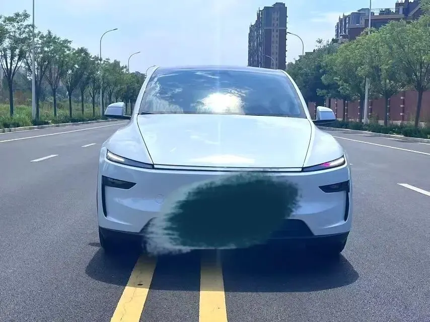 Tesla 2025 Model Y Rear-Wheel Drive Automatic 2