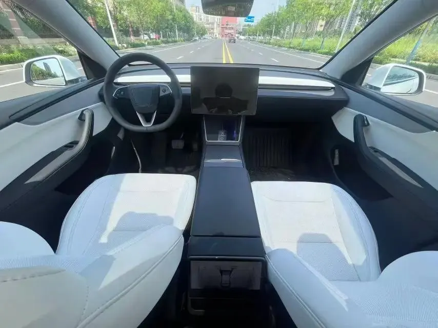 Tesla 2025 Model Y Rear-Wheel Drive Automatic 5