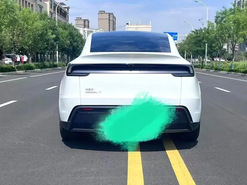 Tesla 2025 Model Y Rear-Wheel Drive Automatic 7