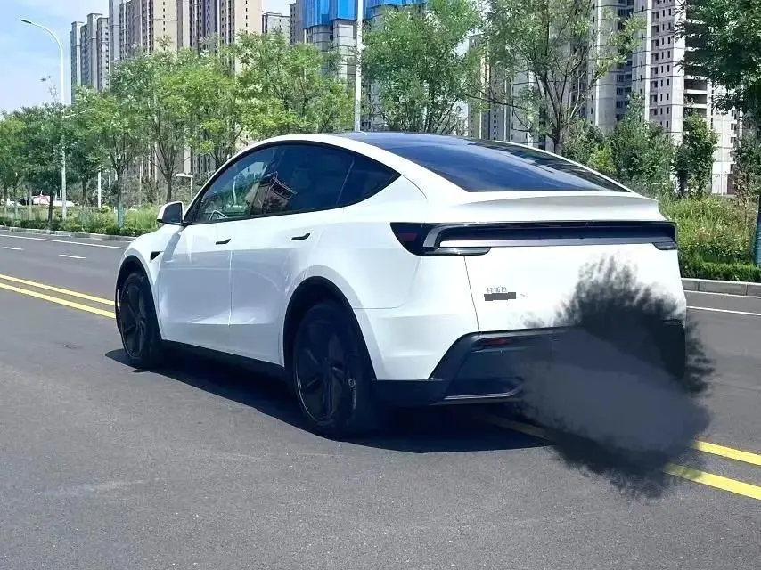 Tesla 2025 Model Y Rear-Wheel Drive Automatic 8